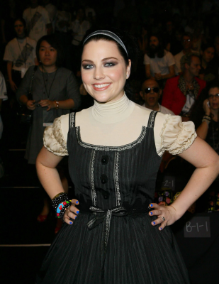 amy-lee-front-row-at-anna-sui-spring-2008-collection-during-v0-fuqeqwg5xw9e1_jpg.png