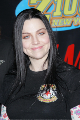 Keywords: amy lee,evanescence,jingle ball,jingle ball 2006,hm artist gift lounge,gift lounge,2006