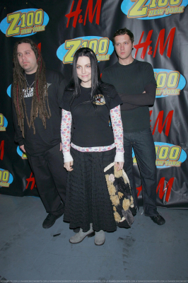 Keywords: amy lee,evanescence,jingle ball,jingle ball 2006,hm artist gift lounge,gift lounge,2006