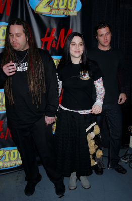 Keywords: amy lee,evanescence,jingle ball,jingle ball 2006,hm artist gift lounge,gift lounge,2006