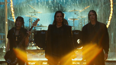 Keywords: amy lee,amy photos,amy pic,fight like a girl,flag